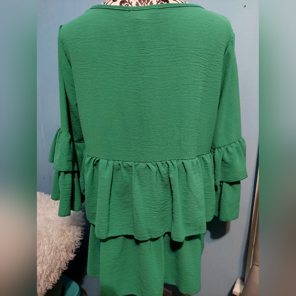 Green Ruffled Layer Top size Large - Picture 4 of 5